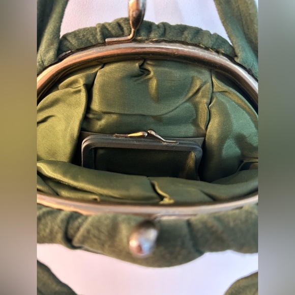 Beautiful Vintage 1960s Green Kisslock Handbag - Picture 5 of 13